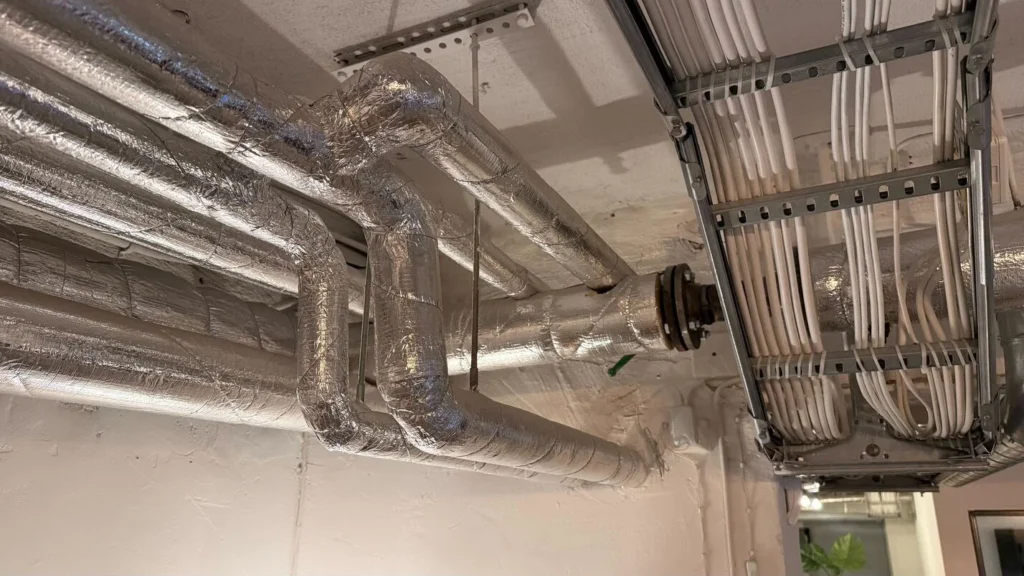 vattenrör hängandes i taket